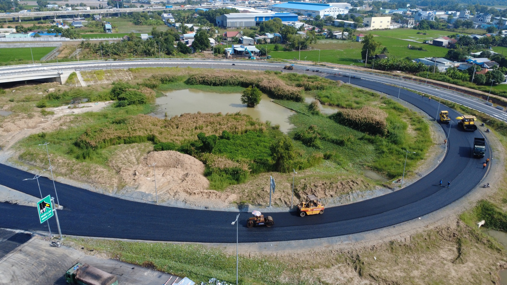 Hối hả công trường Vành đai 3 TPHCM qua Tây Ninh sắp thông xe kỹ thuật - Ảnh 8.
