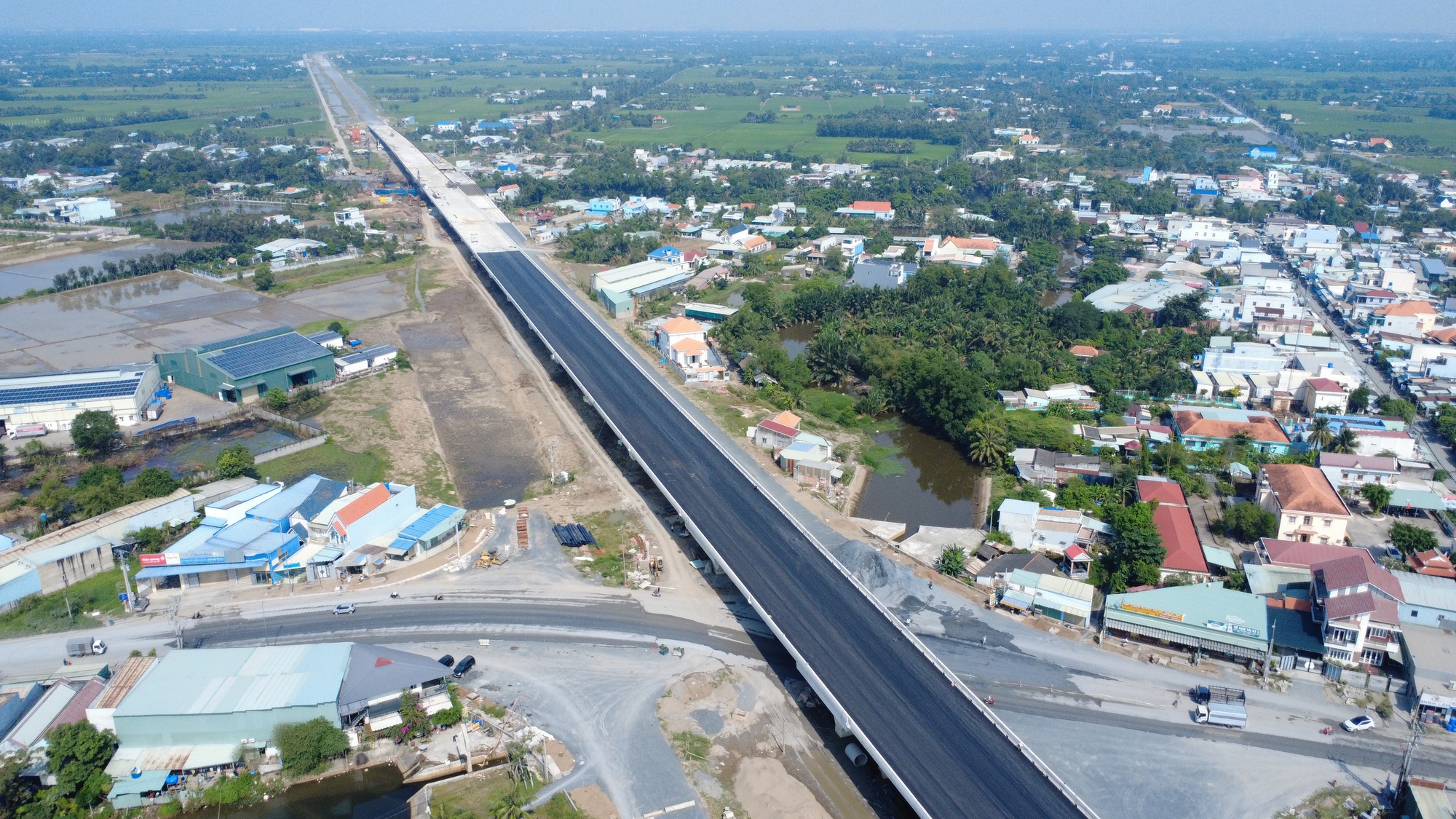 Hối hả công trường Vành đai 3 TPHCM qua Tây Ninh sắp thông xe kỹ thuật - Ảnh 14.