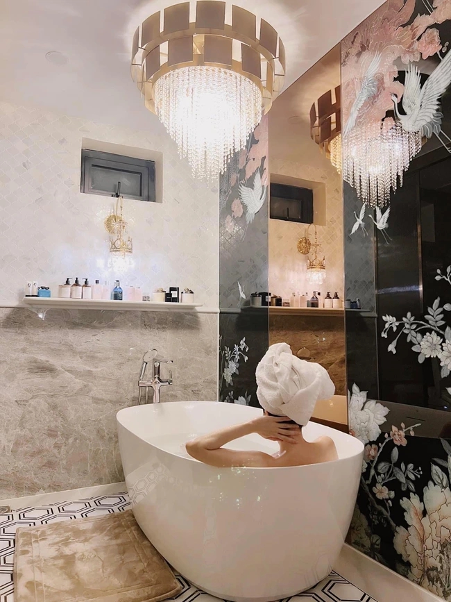 Lệ Quyên sống sang chảnh trong biệt thự 600m2, tuyên bố 3,6 tỷ chỉ đủ xây cổng nhà - Ảnh 13.