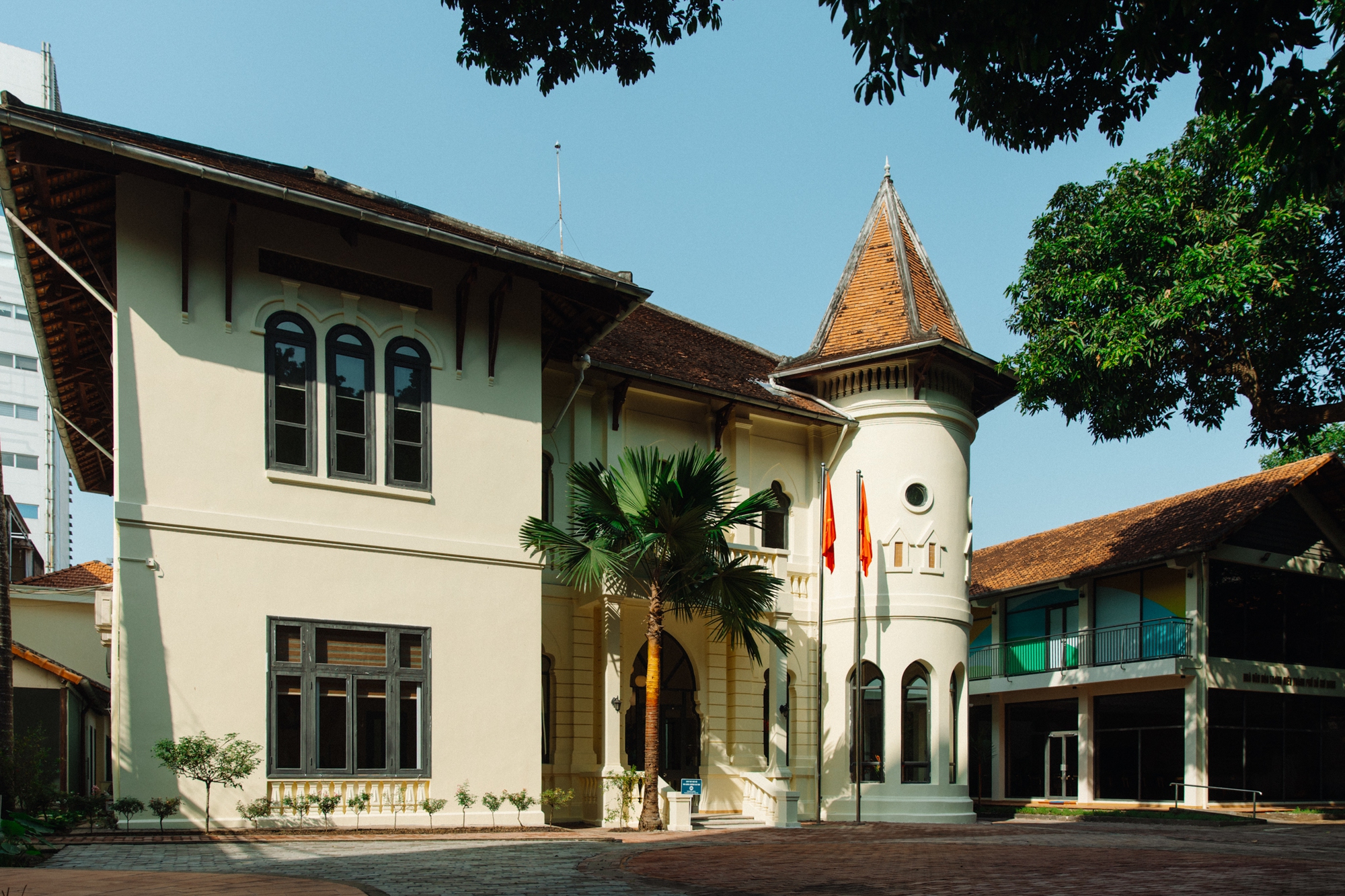 Trụ sở mới của Nhà Văn hóa Thanh niên: "Tòa lâu đài cổ tích" 5.000m2 xanh mướt, từng là trường học của giới thượng lưu- Ảnh 5.