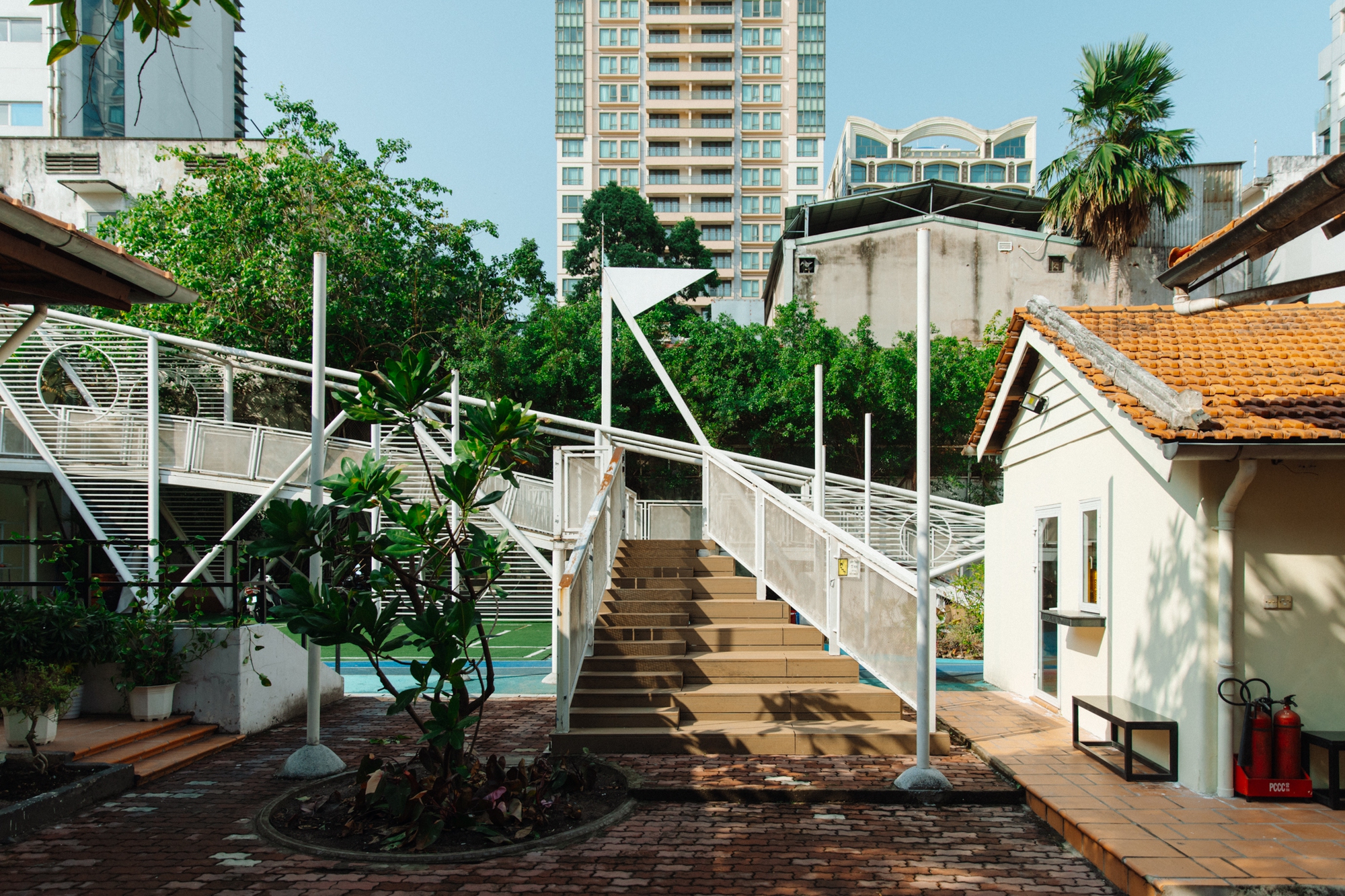 Trụ sở mới của Nhà Văn hóa Thanh niên: "Tòa lâu đài cổ tích" 5.000m2 xanh mướt, từng là trường học của giới thượng lưu- Ảnh 3.