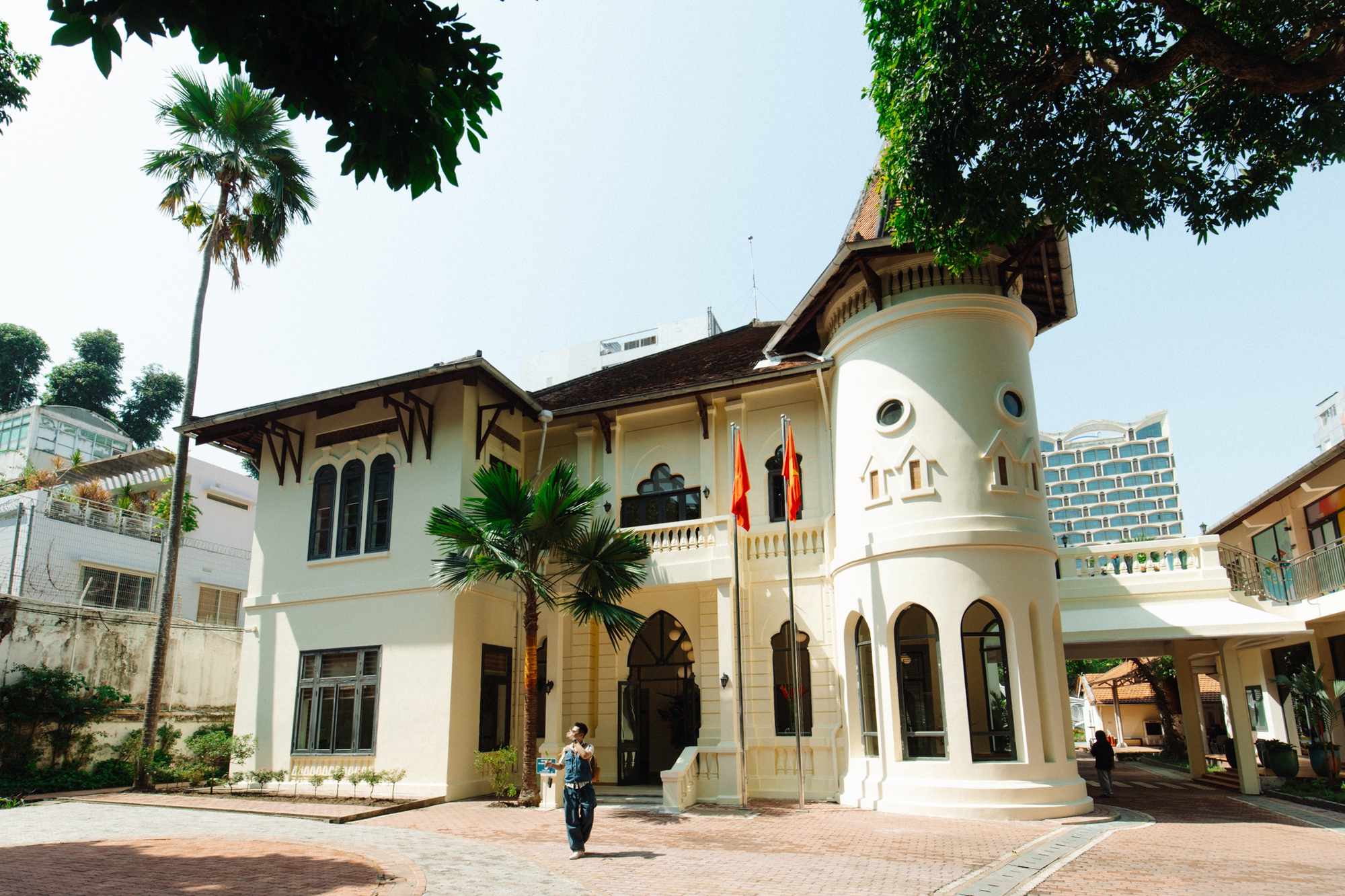 Trụ sở mới của Nhà Văn hóa Thanh niên: "Tòa lâu đài cổ tích" 5.000m2 xanh mướt, từng là trường học của giới thượng lưu- Ảnh 1.