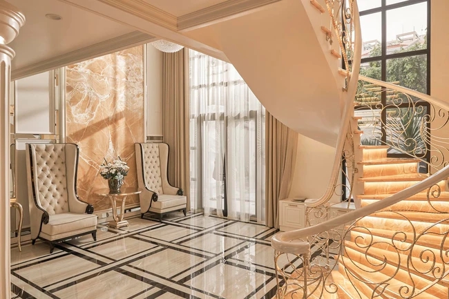 Lệ Quyên sống sang chảnh trong biệt thự 600m2, tuyên bố 3,6 tỷ chỉ đủ xây cổng nhà - Ảnh 8.