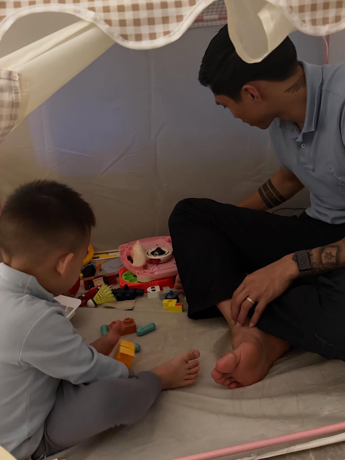 Camera ghi lại cảnh một người "lén lút di chuyển" trong phòng ngủ nhà Đoàn Văn Hậu: Xem đến đoạn cuối mới thở phào!- Ảnh 5.