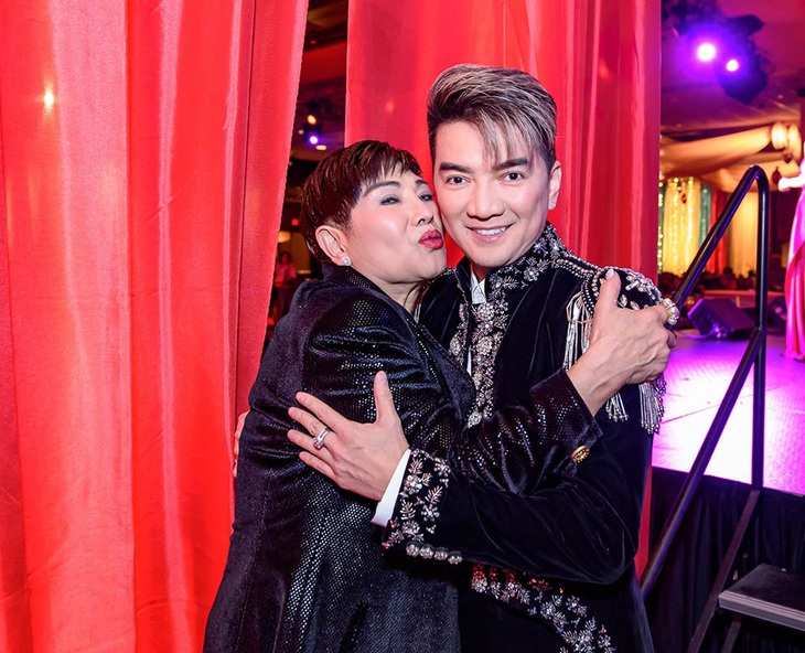 Phản ứng của Đàm Vĩnh Hưng khi vợ cũ liên tục thể hiện tình cảm - Ảnh 1.