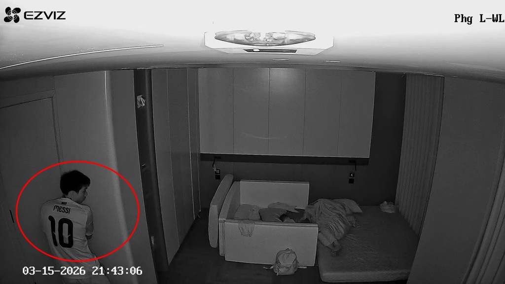 Camera ghi lại cảnh một người "lén lút di chuyển" trong phòng ngủ nhà Đoàn Văn Hậu: Xem đến đoạn cuối mới thở phào!- Ảnh 1.