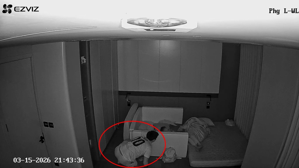 Camera ghi lại cảnh một người "lén lút di chuyển" trong phòng ngủ nhà Đoàn Văn Hậu: Xem đến đoạn cuối mới thở phào!- Ảnh 2.