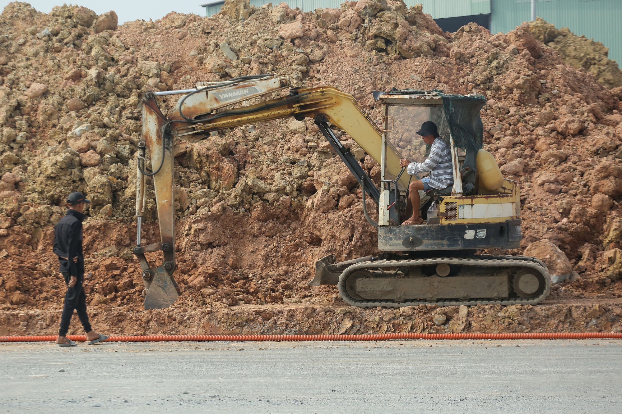 Hối hả công trường Vành đai 3 TPHCM qua Tây Ninh sắp thông xe kỹ thuật - Ảnh 7.