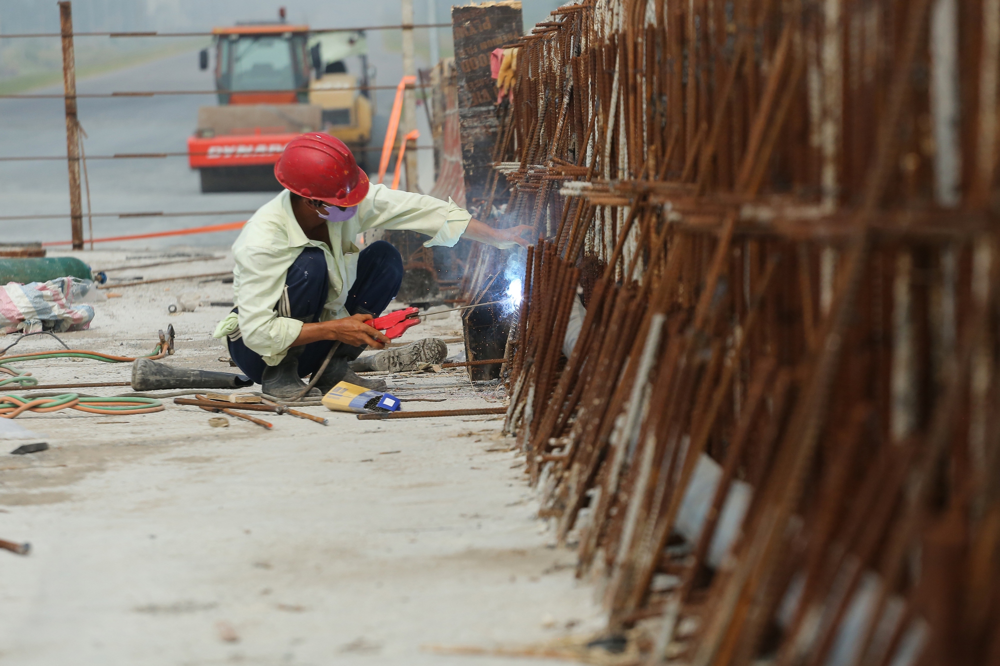 Hối hả công trường Vành đai 3 TPHCM qua Tây Ninh sắp thông xe kỹ thuật - Ảnh 10.