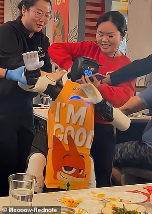 Robot tại nhà hàng lẩu Haidilao bất ngờ đập phá bát đĩa, phải chăng là stress quá?- Ảnh 3.