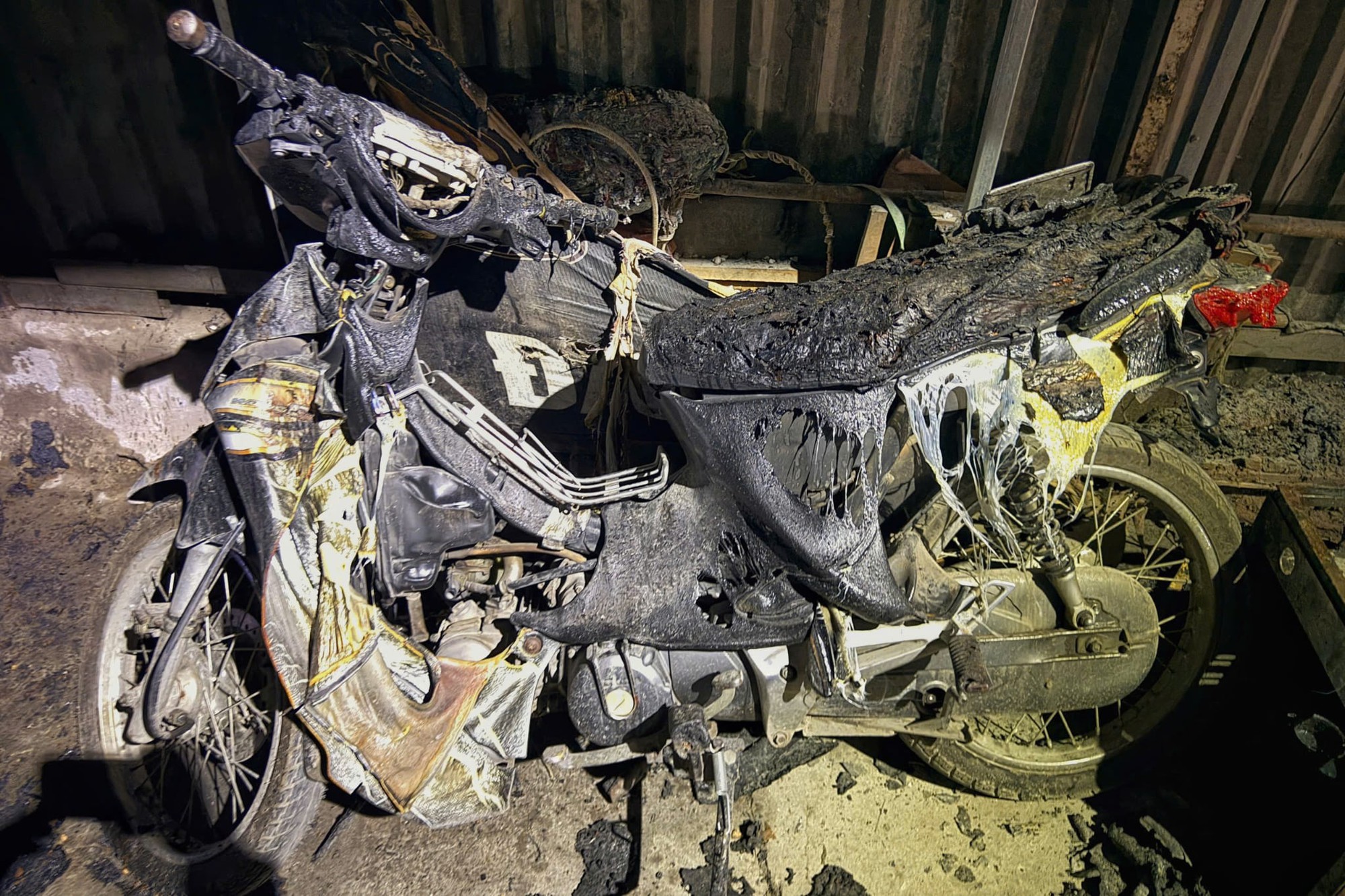 Cháy nhà dân trên phố Định Công Hạ (Hà Nội) - Ảnh 2.