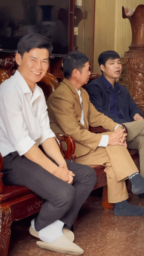 Clip Đại uý Thăng Văn Cương bẽn lẽn đi hỏi cưới Hoà Minzy, 1 chi tiết lộ rõ mối quan hệ với nhà vợ- Ảnh 2.