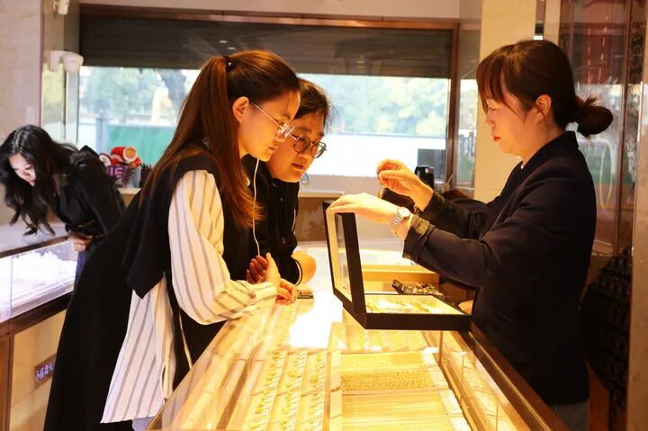 Mua nhà thì quá sức, đầu tư lại chẳng hiểu gì, chỉ có mua vàng mới giúp dân công sở cảm thấy khá hơn- Ảnh 1.