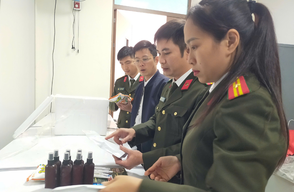 Nhân viên ngân hàng nghỉ việc Hoàng Văn Toàn đã "lột xác" thành "thần y" như thế nào? - Ảnh 1.