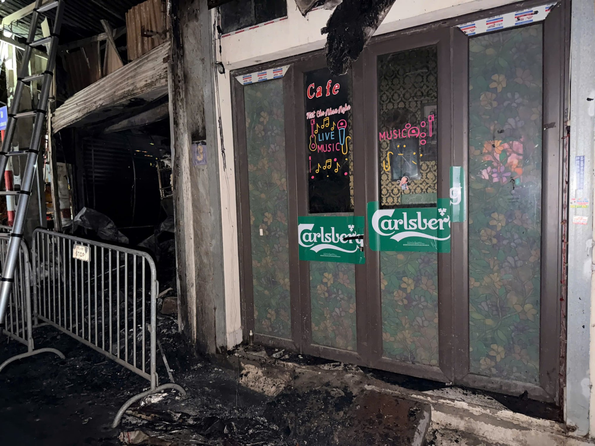 Cháy nhà dân trên phố Định Công Hạ (Hà Nội) - Ảnh 3.