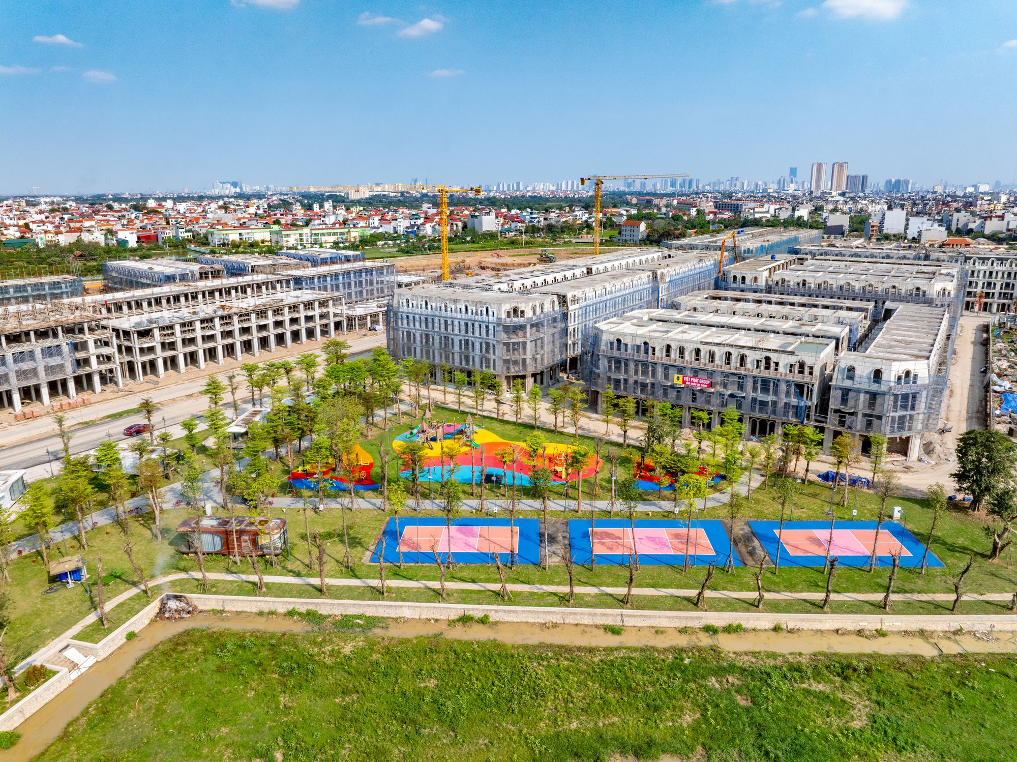 Chạy xuyên dự án của Sunshine Group, đường nối Hoàng Quốc Việt kéo dài giờ ra sao? - Ảnh 4.