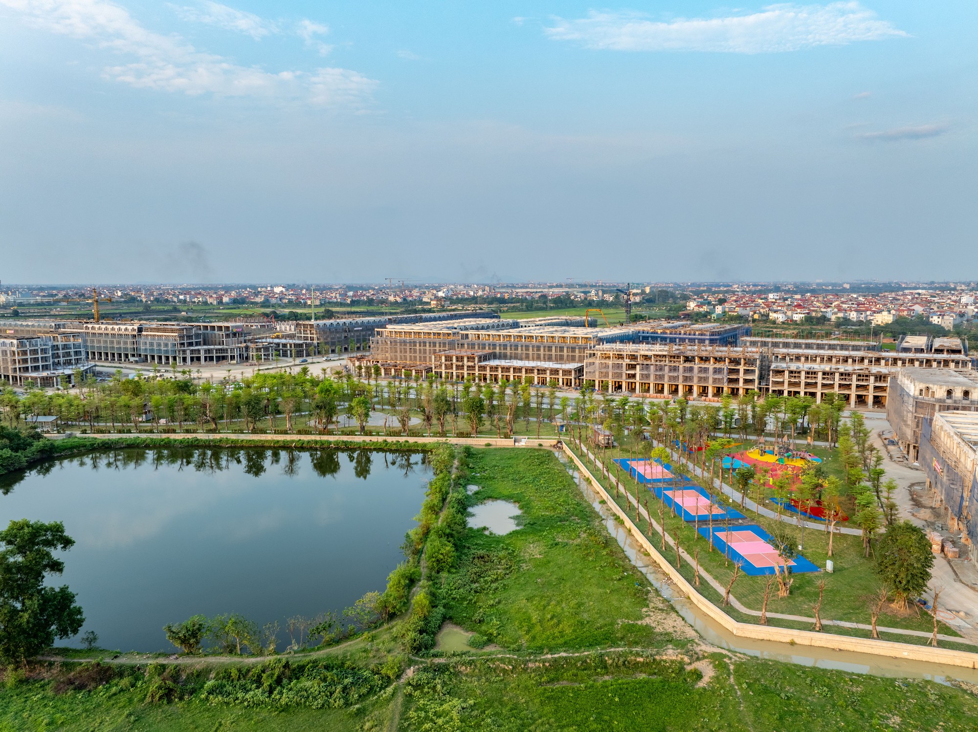 Chạy xuyên dự án của Sunshine Group, đường nối Hoàng Quốc Việt kéo dài giờ ra sao? - Ảnh 5.