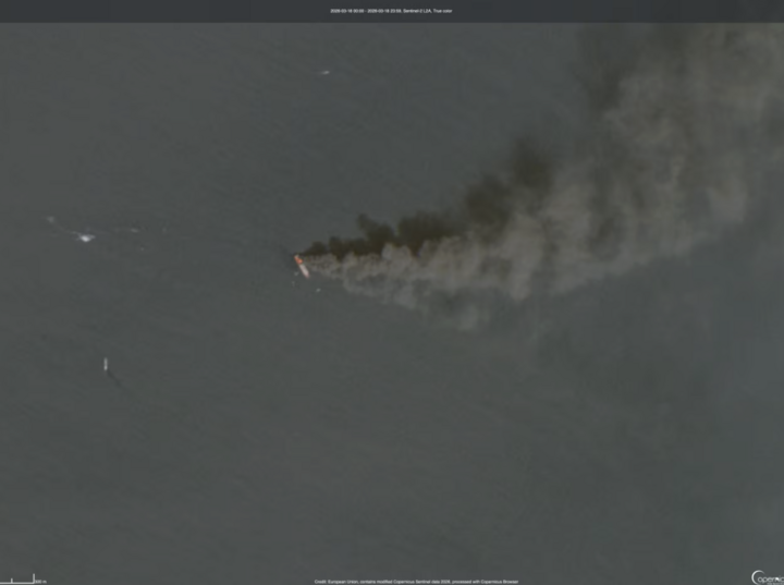 Tàu chở hàng bốc cháy ở eo biển Hormuz, khói đen trùm khu vực lớn- Ảnh 1.