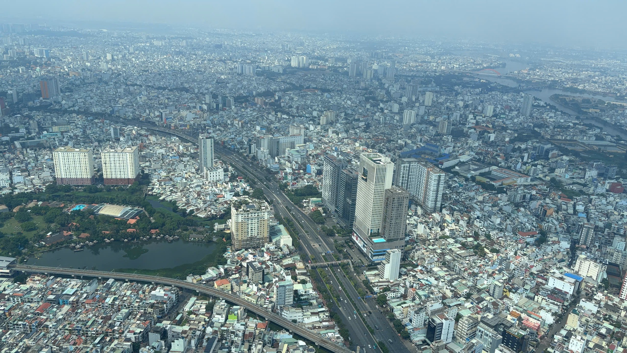 Bất động sản TPHCM “nóng lạnh thất thường”: Không tồn kho nhưng vẫn “đóng băng ngầm”? - Ảnh 1.