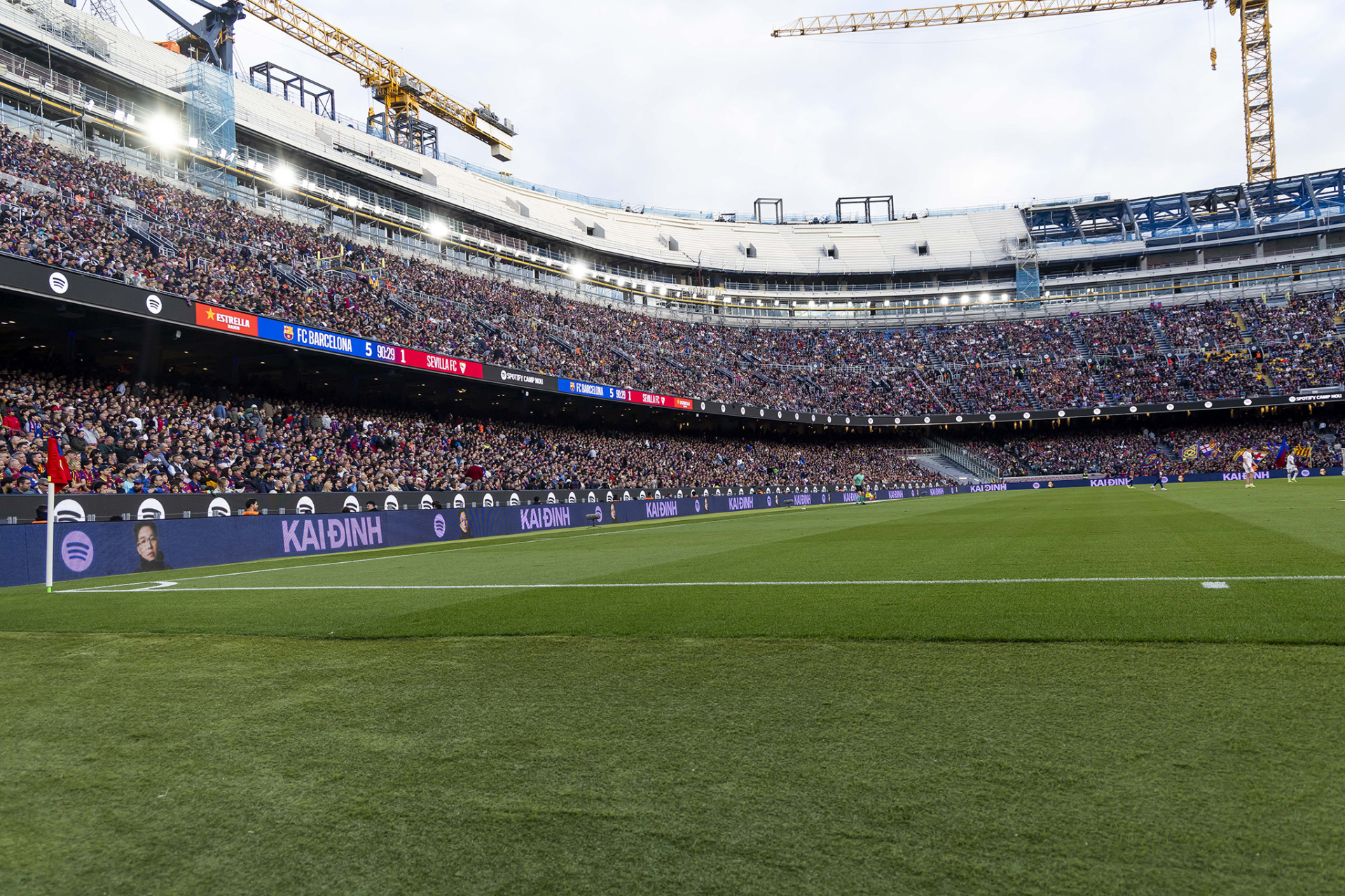 Nghệ sĩ Việt đầu tiên được vinh danh trên "thánh địa" bóng đá châu Âu sức chứa 100.000 chỗ ngồi- Ảnh 2.