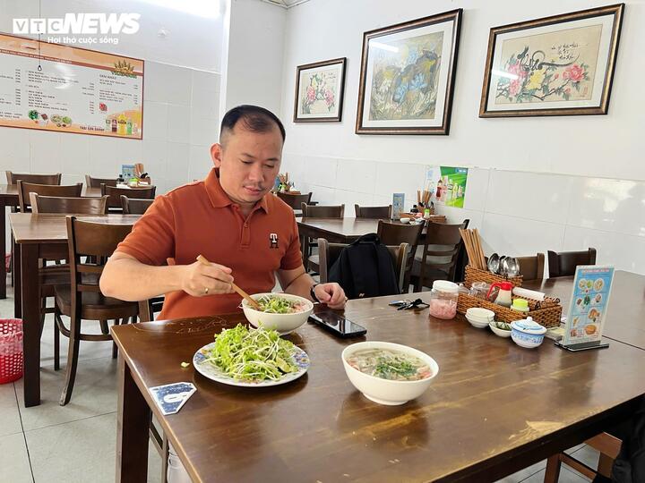 Hàng quán tăng giá, dân văn phòng rủ nhau thành lập 'hội cơm nhà'- Ảnh 2.