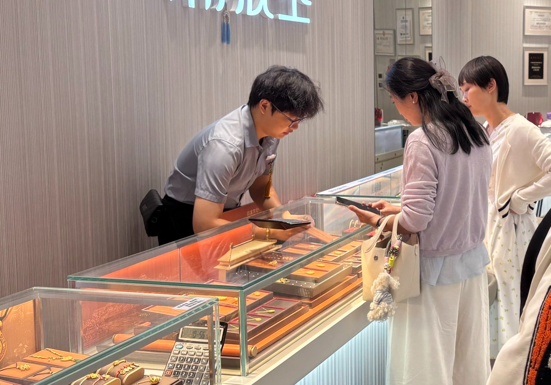 Mua nhà thì quá sức, đầu tư lại chẳng hiểu gì, chỉ có mua vàng mới giúp dân công sở cảm thấy khá hơn- Ảnh 2.