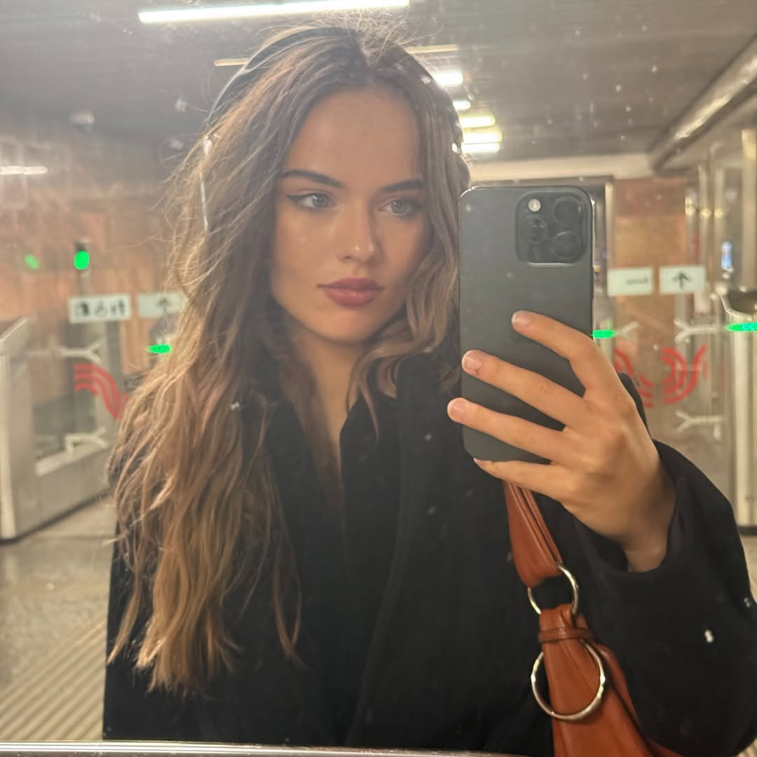 "Cô bé xinh nhất thế giới" sau 12 năm vẫn kiếm tiền tốt nhờ nhan sắc trời ban, chuyện học hành mới bất ngờ- Ảnh 8.