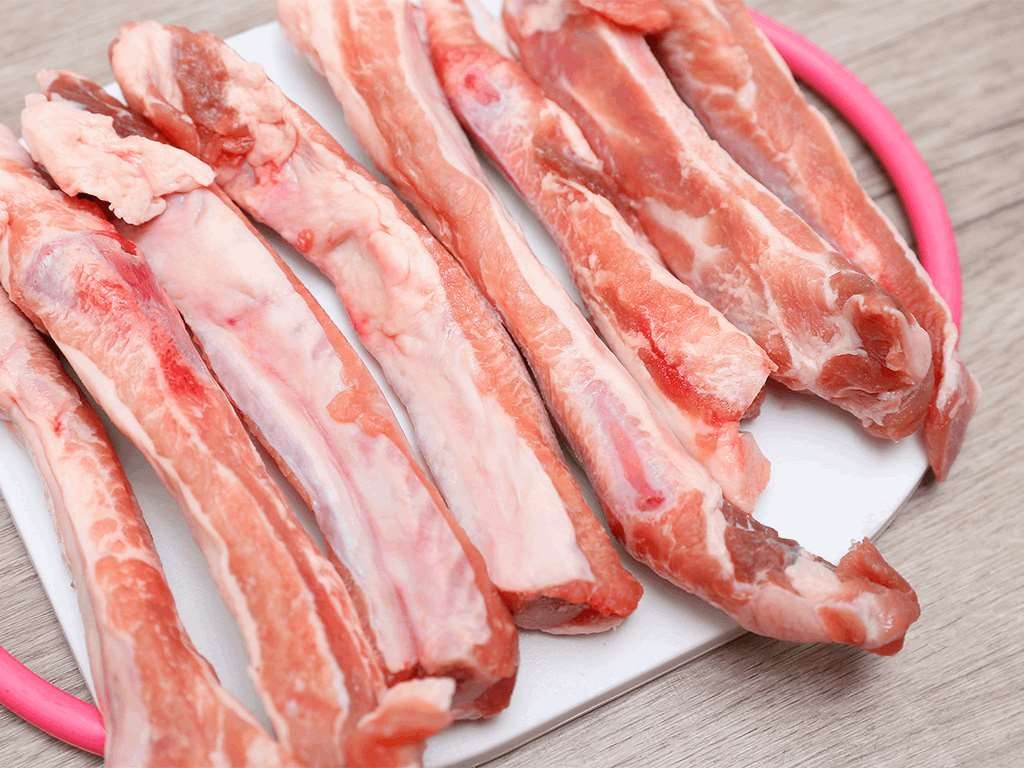 Mua sườn đóng khay trong siêu thị, nhân viên nói chi tiết "vàng" nhiều người không hề biết - Ảnh 2.