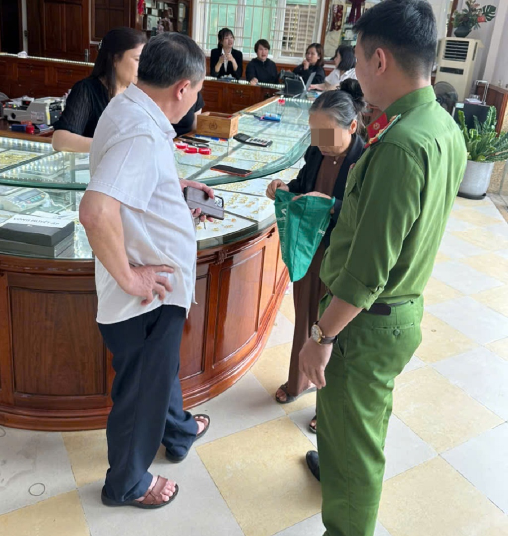 Cụ bà ở Nghệ An mang 19 chỉ vàng đi bán để chứng minh tài sản 'sạch', công an kịp thời có mặt ngăn chặn - Ảnh 1.