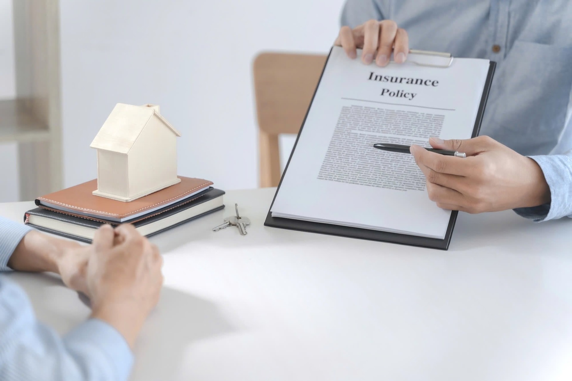 Vì sao nhiều gia đình trên thế giới dành hơn 20% tài sản cho bảo hiểm và hưu trí?- Ảnh 1.