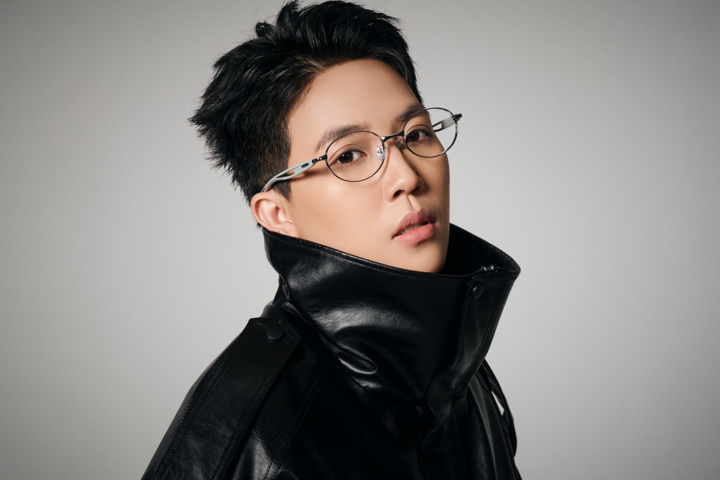 Nghệ sĩ Việt đầu tiên được vinh danh trên "thánh địa" bóng đá châu Âu sức chứa 100.000 chỗ ngồi- Ảnh 1.