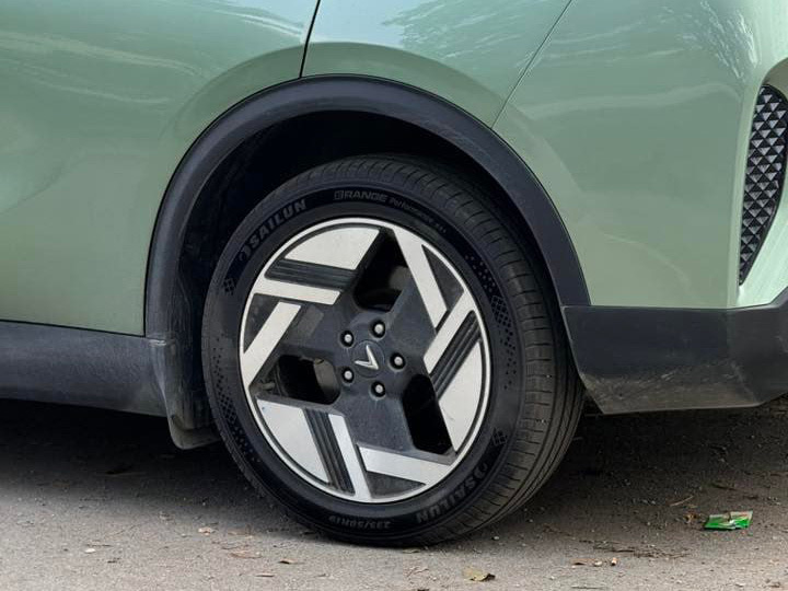 Rộ ảnh SUV VinFast mới đang thử nghiệm: Cỡ như VF 6, cụm đèn đặt cao kiểu VF 8, mâm gần giống VF MPV 7- Ảnh 6.