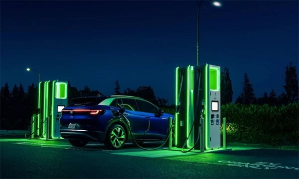 Thiếu 90.000 tấn dầu, quốc gia này buộc phải kêu gọi người dân ngừng sạc xe điện vào ban đêm - Ảnh 1.