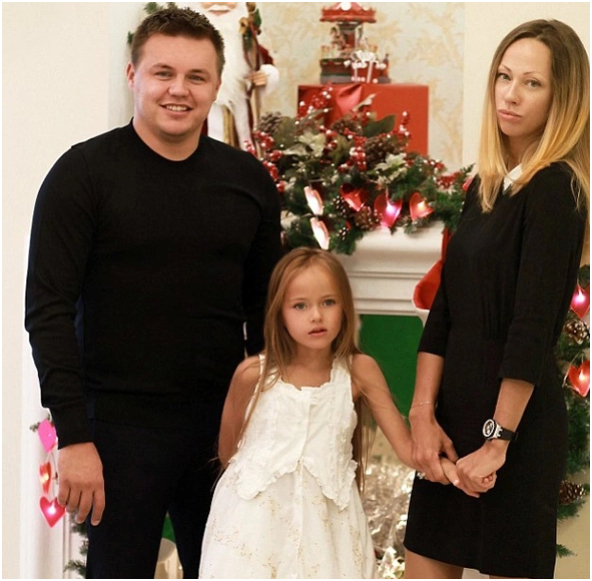 "Cô bé xinh nhất thế giới" sau 12 năm vẫn kiếm tiền tốt nhờ nhan sắc trời ban, chuyện học hành mới bất ngờ- Ảnh 4.