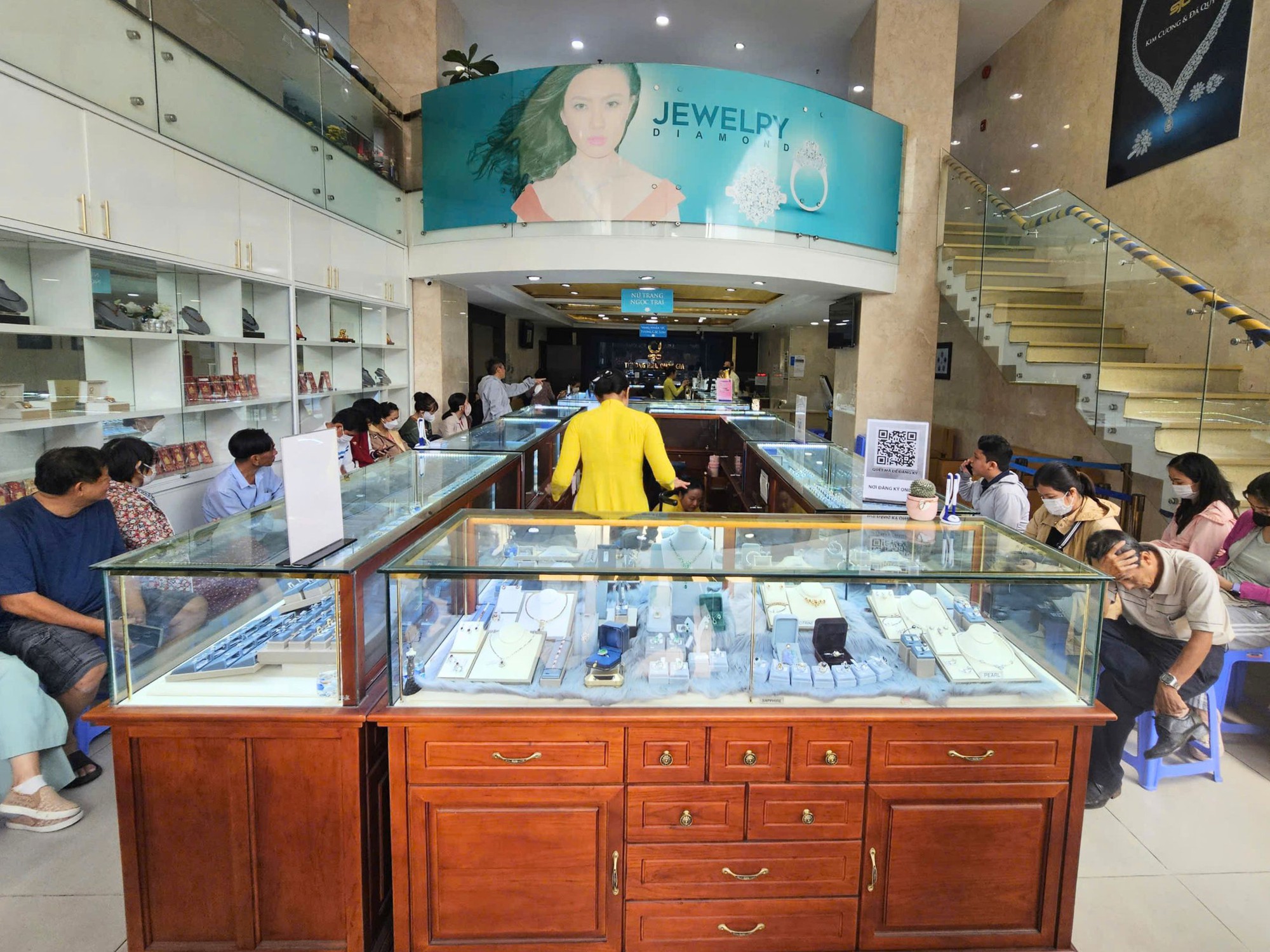 Giá vàng giảm mạnh , người dân TPHCM đổ xô mua vàng trong năm 2026 - Ảnh 3.