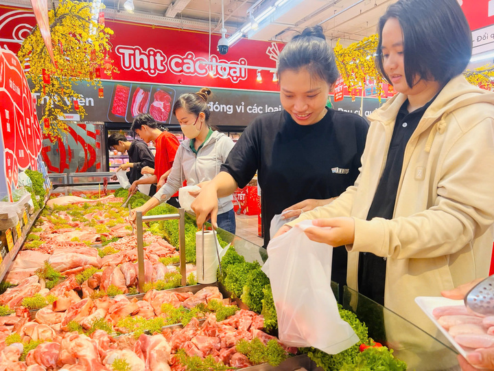 Nhà cung cấp đòi tăng giá hàng hóa, siêu thị nỗ lực giữ giá, hỗ trợ người mua - Ảnh 2.