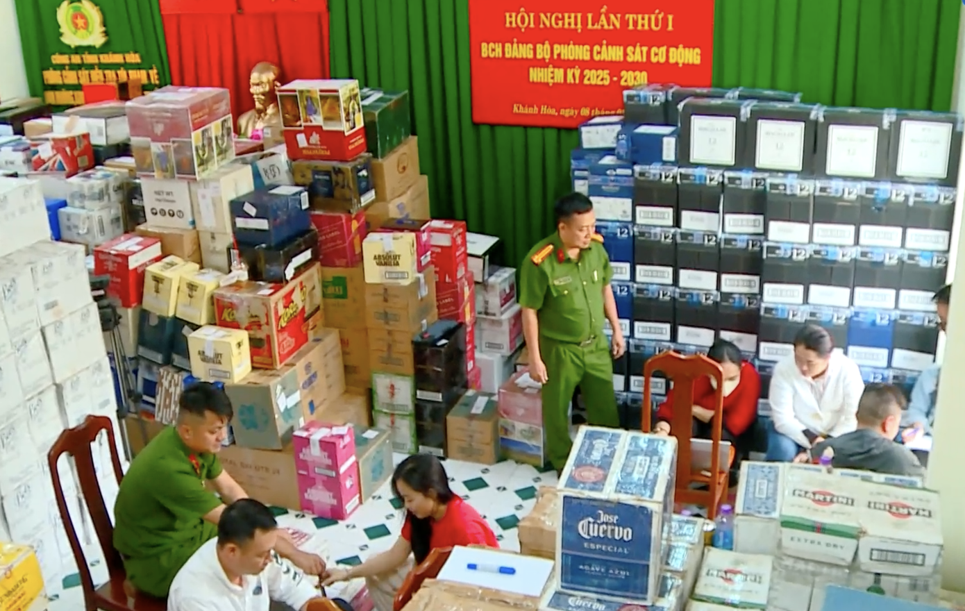 Mua hàng chục nghìn chai rượu lậu, dán tem giả bán ra thị trường- Ảnh 1.