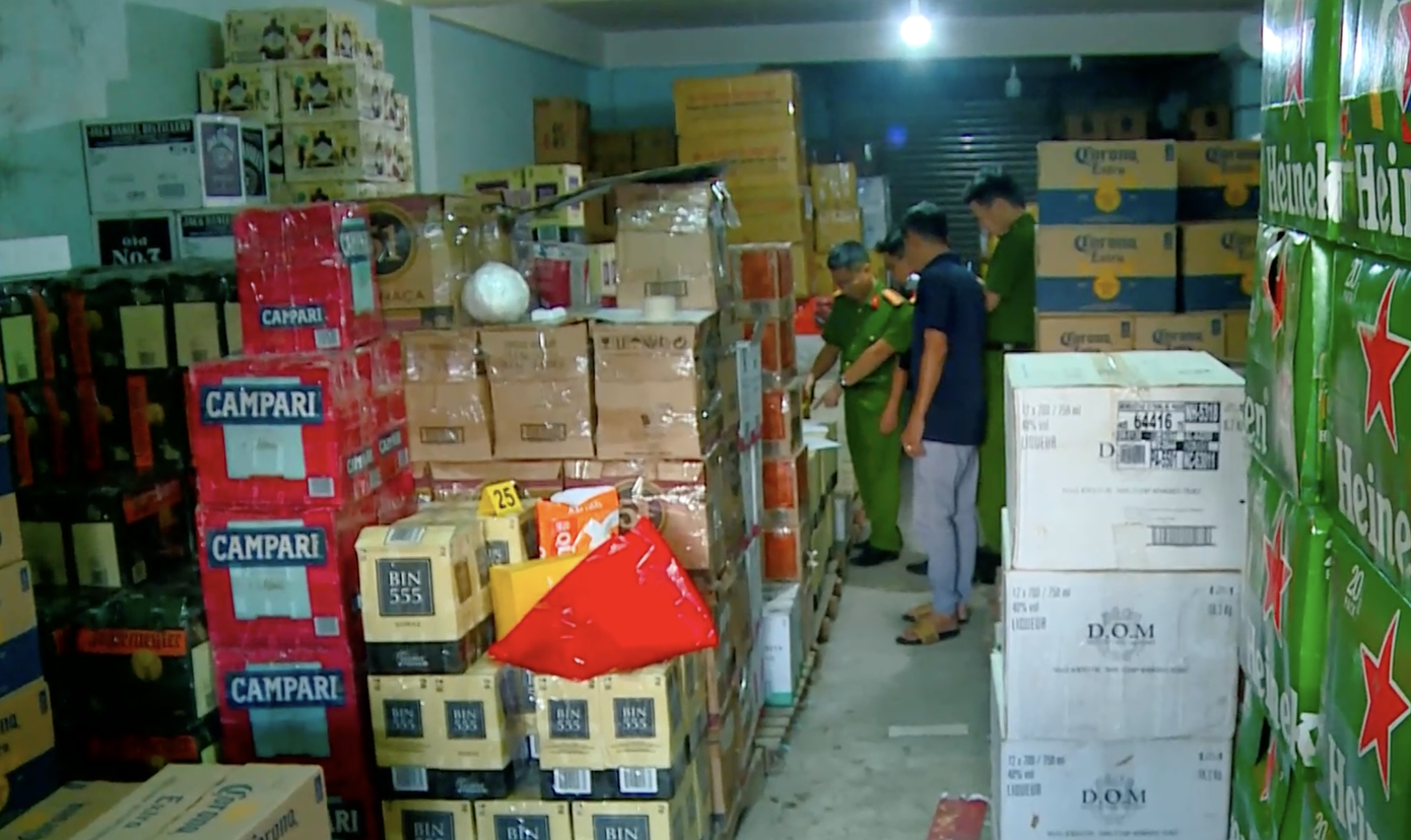 Mua hàng chục nghìn chai rượu lậu, dán tem giả bán ra thị trường- Ảnh 4.
