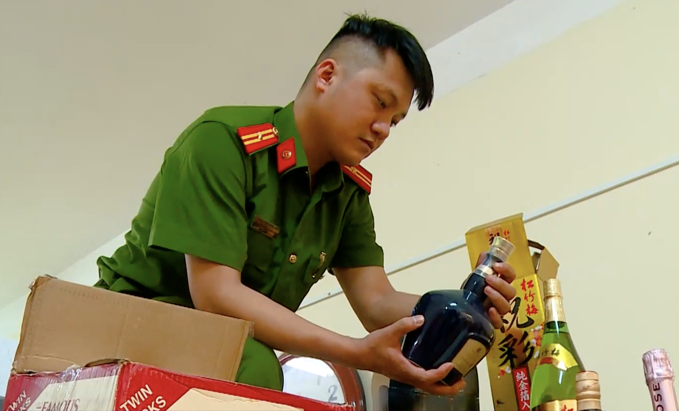 Mua hàng chục nghìn chai rượu lậu, dán tem giả bán ra thị trường- Ảnh 3.
