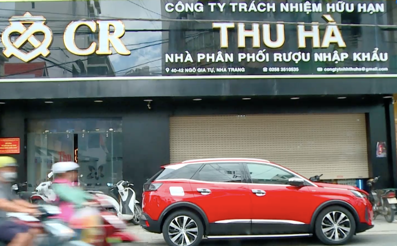 Mua hàng chục nghìn chai rượu lậu, dán tem giả bán ra thị trường- Ảnh 2.