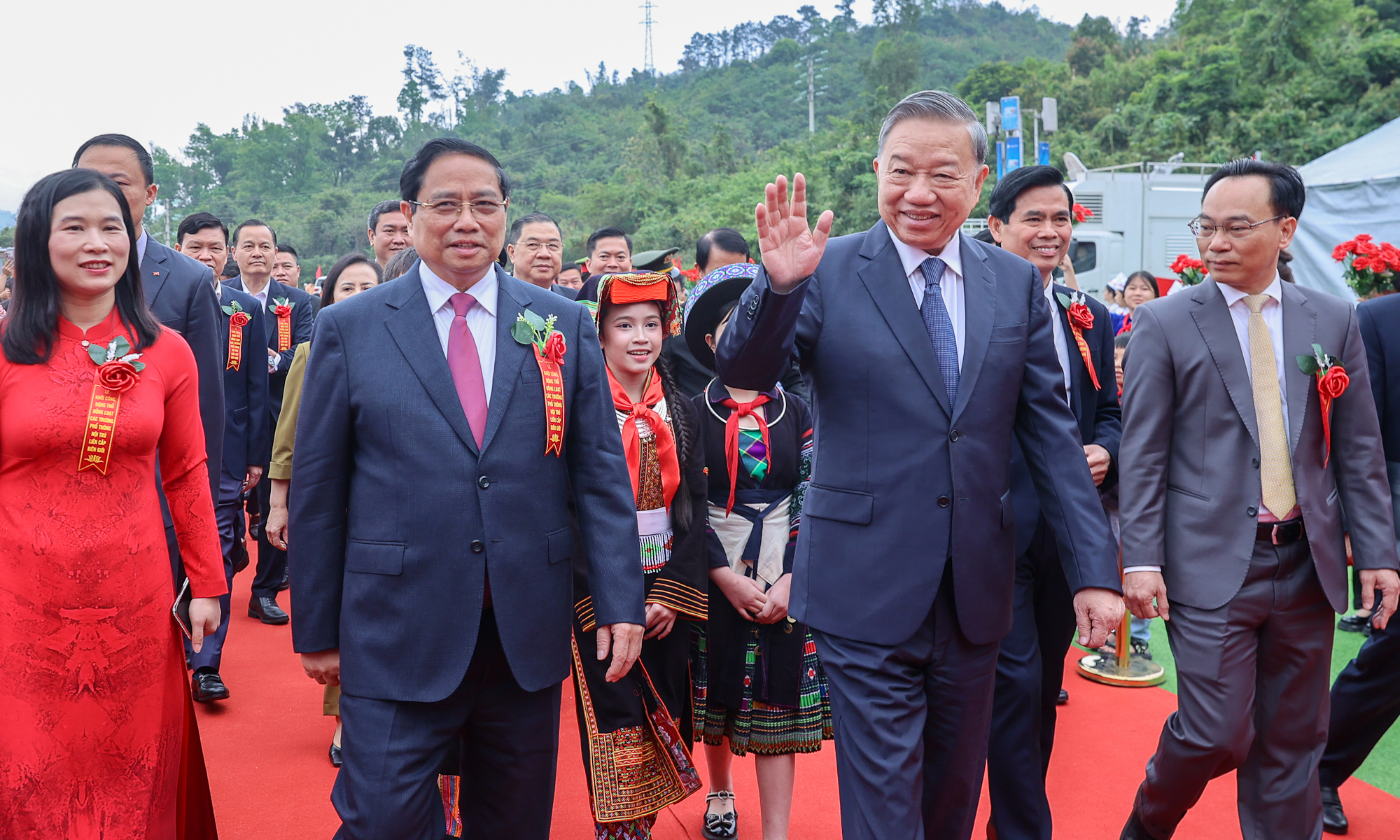 Tổng Bí thư, Thủ tướng dự lễ khởi công đồng loạt 121 trường nội trú ở biên giới- Ảnh 1.