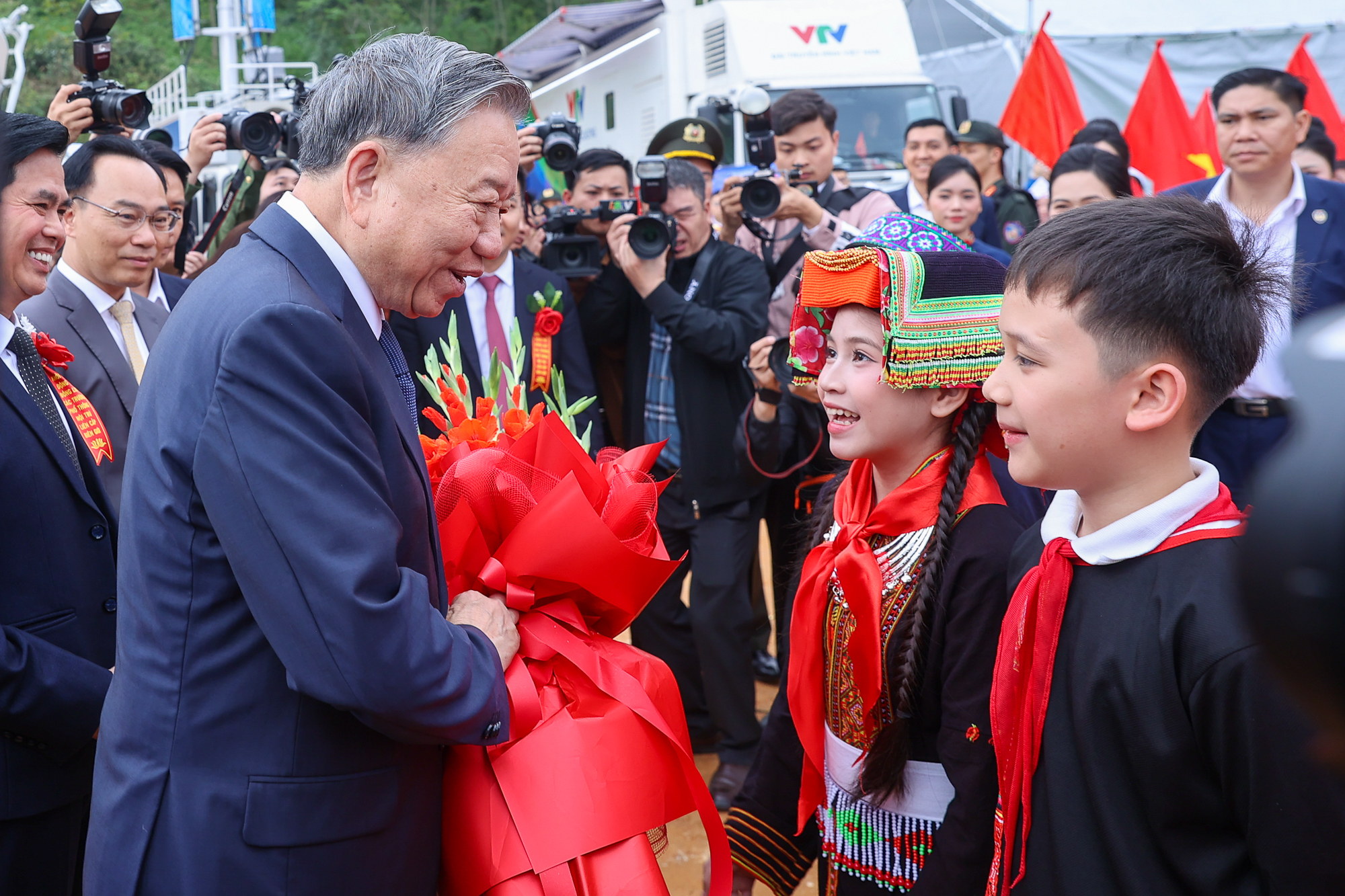 Tổng Bí thư, Thủ tướng dự lễ khởi công đồng loạt 121 trường nội trú ở biên giới- Ảnh 2.