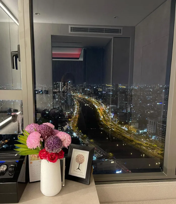 Bên trong căn hộ triệu đô của đạo diễn trăm tỷ: View bao trọn Sài Gòn, nội thất đắt đỏ đến  - Ảnh 3.