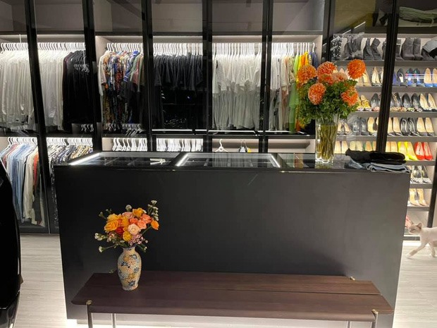 Bên trong căn hộ triệu đô của đạo diễn trăm tỷ: View bao trọn Sài Gòn, nội thất đắt đỏ đến  - Ảnh 9.