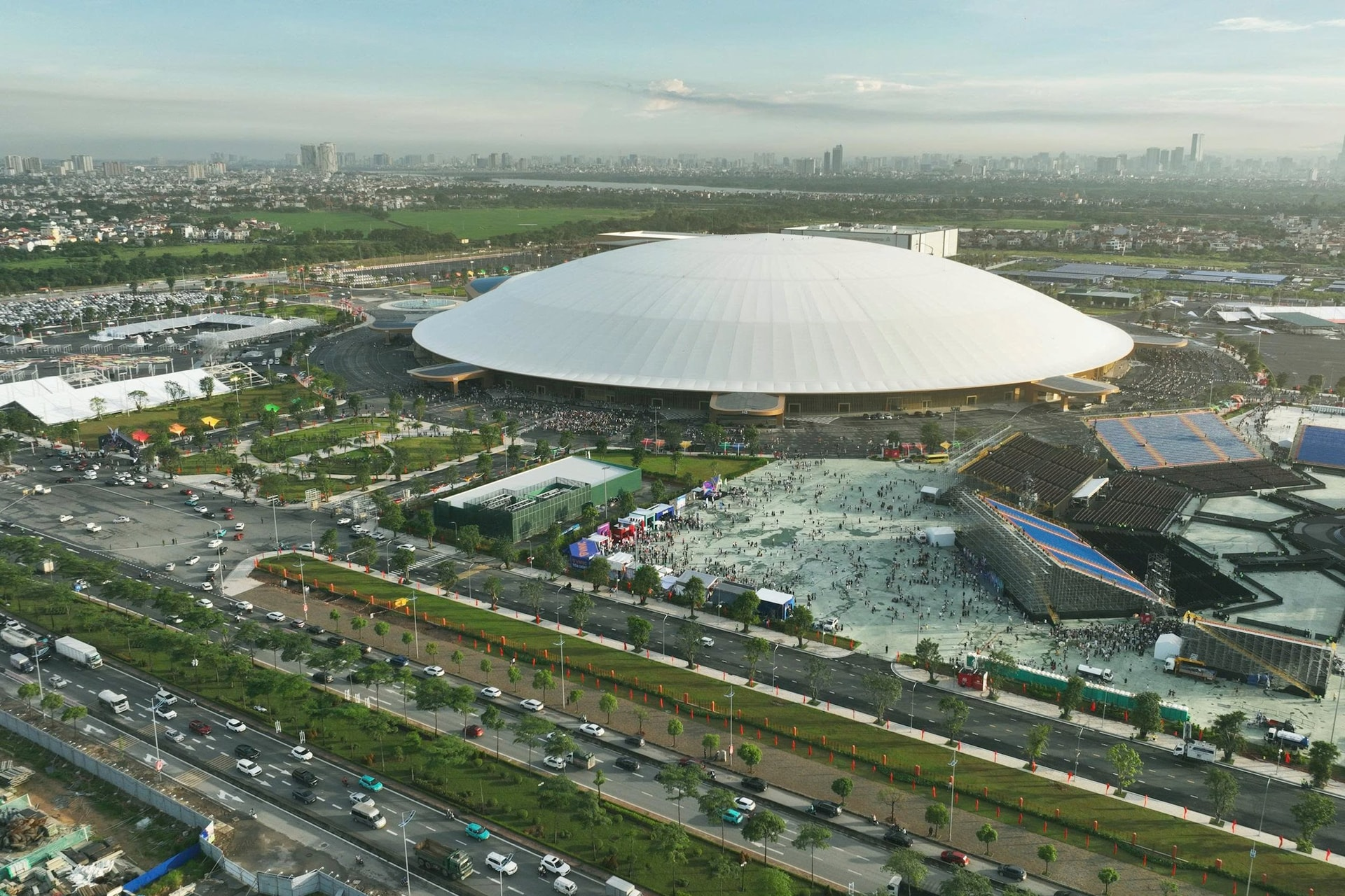 Việt Nam sở hữu tổ hợp triển lãm rộng 900.000m2 lớn nhất Đông Nam Á, lập kỷ lục chưa từng có: Huy động 24.000 tấn thép, 1.000 người làm việc xuyên suốt 300 ngày đêm - Ảnh 2.