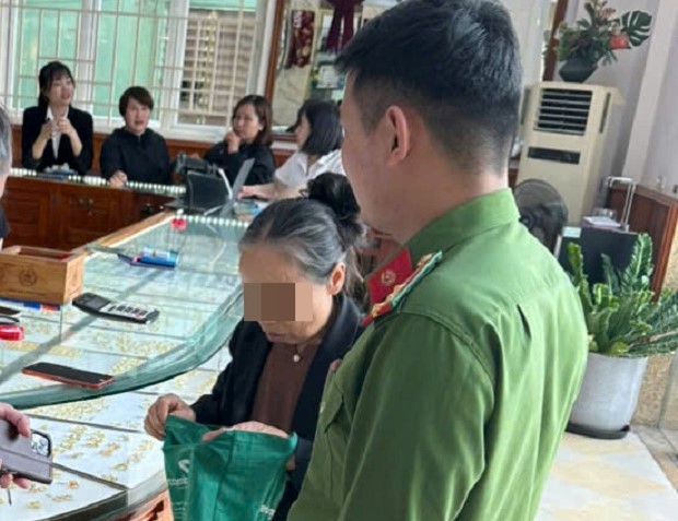 Cụ bà mang 19 chỉ vàng bán để chuyển tiền cho những kẻ lừa đảo - Ảnh 1.