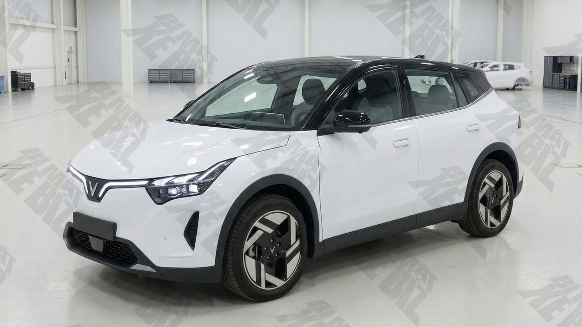 Rộ ảnh SUV VinFast mới đang thử nghiệm: Cỡ như VF 6, cụm đèn đặt cao kiểu VF 8, mâm gần giống VF MPV 7- Ảnh 2.