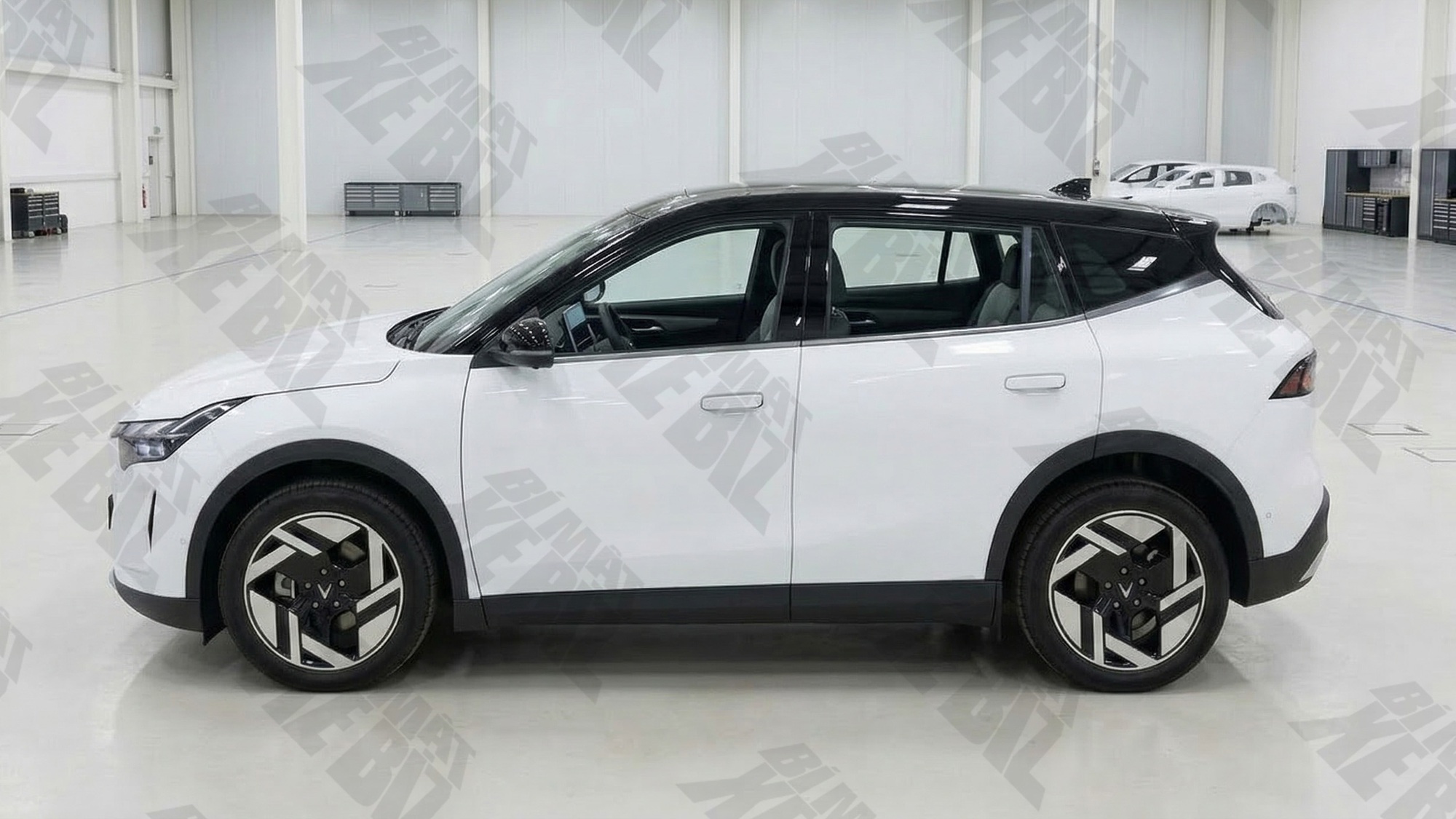 Rộ ảnh SUV VinFast mới đang thử nghiệm: Cỡ như VF 6, cụm đèn đặt cao kiểu VF 8, mâm gần giống VF MPV 7- Ảnh 5.