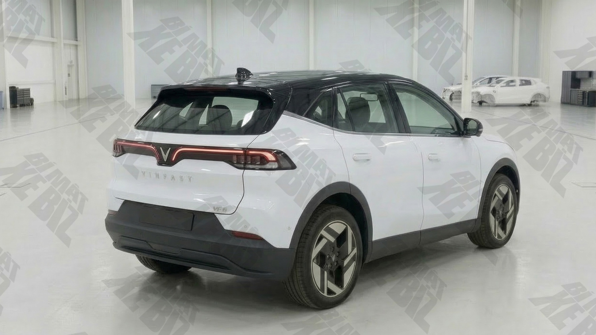 Rộ ảnh SUV VinFast mới đang thử nghiệm: Cỡ như VF 6, cụm đèn đặt cao kiểu VF 8, mâm gần giống VF MPV 7- Ảnh 3.