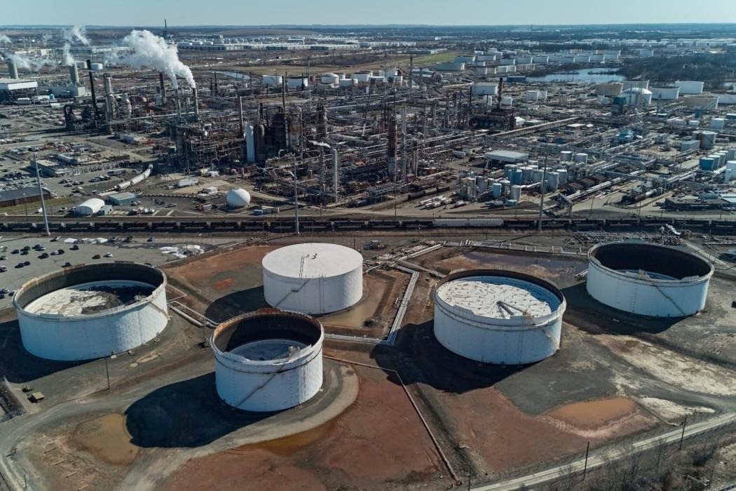 Mỹ bất ngờ tuyên bố có thể gỡ cấm vận với 140 triệu thùng dầu của Iran đang trôi nổi trên biển - Ảnh 2.